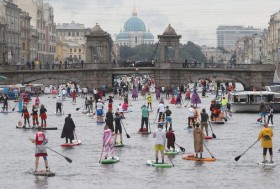 لاعبو رياضة التجديف يشاركون في مهرجان فونتانكا للتزلج على الجليد في سان بطرسبرج، روسيا.  (رويترز)