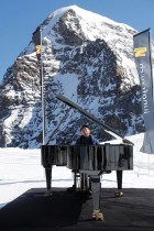 عازف البيانو لانغ لانغ يؤدي في جونغفراوجوتش بسويسرا بينما في الخلفية يظهر جبل مونش. رويترز