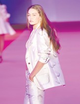 عارضة الأزياء جيجي حديد تمشي على منصة عرض براندون ماكسويل في مدينة نيويورك.  ا ف ب