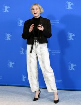 الممثلة جيلا هاسي خلال حضورها جلسة تصويرية للترويج لفيلم «برلين ألكساندربلاتز» خلال مهرجان برلين السينمائي الدولي السبعين.رويترز 