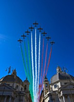 وحدة العروض الإيطالية بالقوات الجوية تقدم عرض (سهام ثلاثية الألوان) في ساحة ديل بوبولو في روما كجزء من احتفالات عيد الجمهورية. (ا ف ب)
