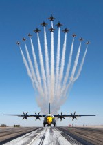 سرب من طائرات سلاح الجو الأمريكي يؤدي عرضا جويا بمشاركة 6 طائرات F-16  و6 طائرات F - A-18 فوق طائرة  C-130J.  ا ف ب