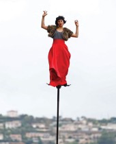 فنانة تؤدي عرضا بهلوانيا خارج الملعب قبل مباراة إيطاليا ضد أوروغواي في كأس العالم للرجبي 2023    (رويترز)