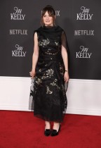 الممثلة البريطانية إيميلي مورتيمر تحضر العرض الأول لمسلسل «جاي كيلي» في المسرح المصري في لوس أنجلوس. ا ف ب