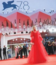 الممثلة كيت هدسون خلال حضورها عرض فيلم «الموناليزا والقمر الدموي» في مهرجان البندقية السينمائي الثامن والسبعين. رويترز