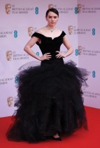 ديزي ريدلي لدى وصولها إلى حفل توزيع جوائز الأكاديمية البريطانية للسينما والتلفزيون في لندن. رويترز