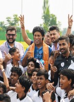 لاعب كرة القدم البرازيلي السابق رونالدينيو أثناء حضوره حدثًا في أكاديمية رياضية متعددة التخصصات في كولكاتا بالهند. ا ف ب