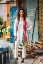 الممثلة الباكستانية ثروت جيلاني إحدى بطلات المسلسل الدرامي «السحرة» لالتقاط الصور خلال مقابلة  مع وكالة فرانس برس في كراتشي.   ا ف ب