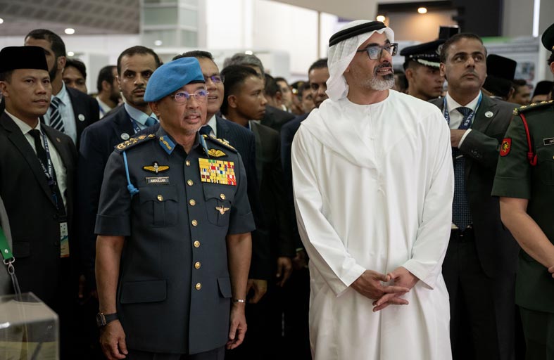 خالد بن محمد بن زايد يزور معرض الملاحة والفضاء  