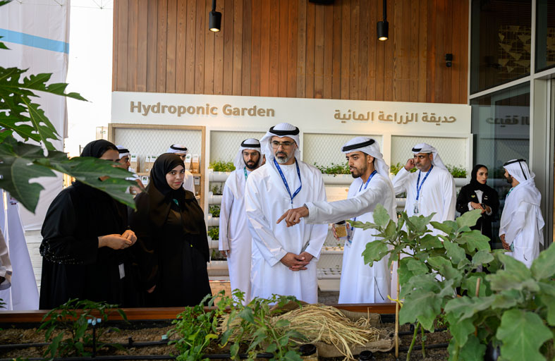 خالد بن محمد بن زايد يتفقّد أجنحة المنطقة الخضراء في مؤتمر الأطراف COP28 