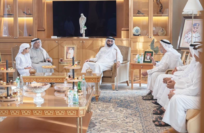 منصور بن زايد يزور محمد البواردي بمنزله في أبوظبي 