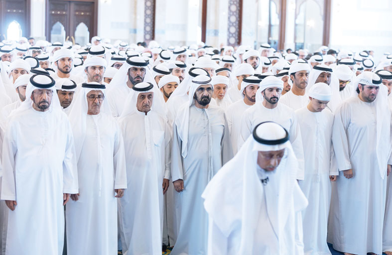 محمد بن راشد يؤدي صلاة الجنازة على جثمان أحمد بن راشد 