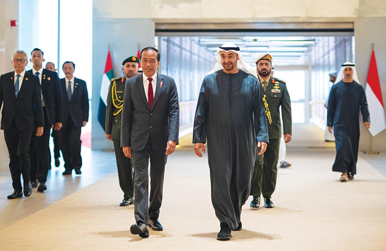 رئيس الدولة في مقدمة مستقبليه .. الرئيس الإندونيسي يصل الإمارات في زيارة دولة 