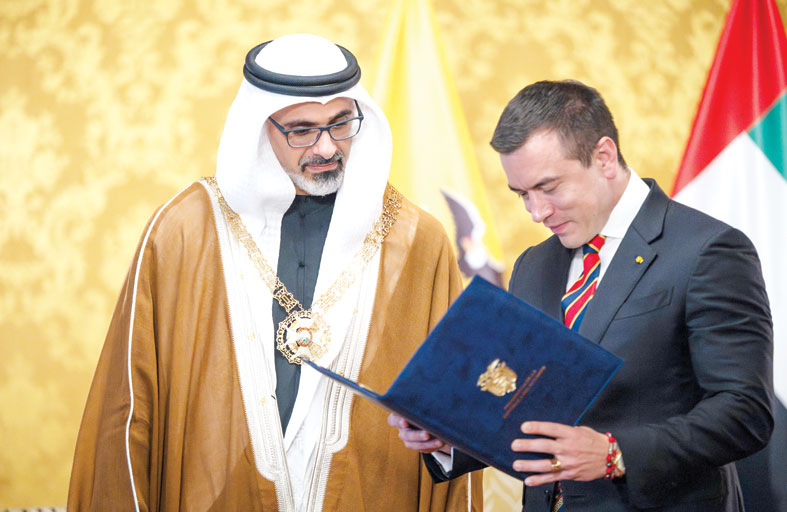 رئيس جمهورية الإكوادور يمنح ولي عهد أبوظبي وسام الاستحقاق الوطني 