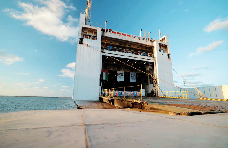 وصول سفينة الإمارات الإنسانية محملة بـ 7,200 طن من المساعدات الغذائية والإيوائية والطبية لدعم قطاع غزة