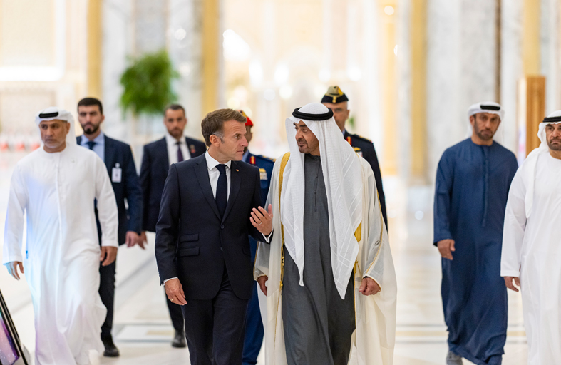 رئيس الدولة والرئيس الفرنسي يبحثان علاقات التعاون والتطورات الإقليمية 