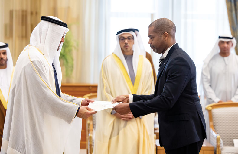 رئيس الدولة يتسلم أوراق اعتماد عدد من السفراء المعتمدين لدى الدولة بحضور منصور بن زايد 