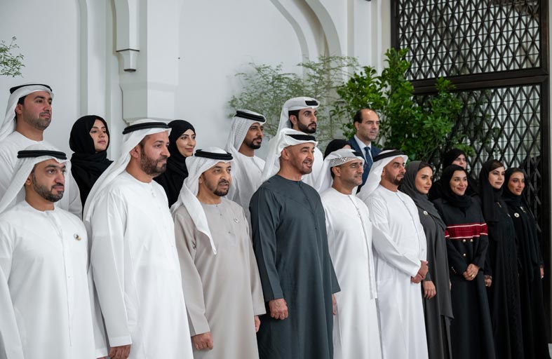 رئيس الدولة يتسلم نسخة من كتاب 