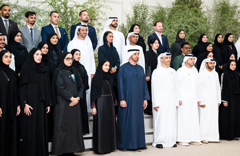 رئيس الدولة يستقبل فريق عمل جناح الإمارات في «إكسبو 2025 أوساكا» في اليابان 