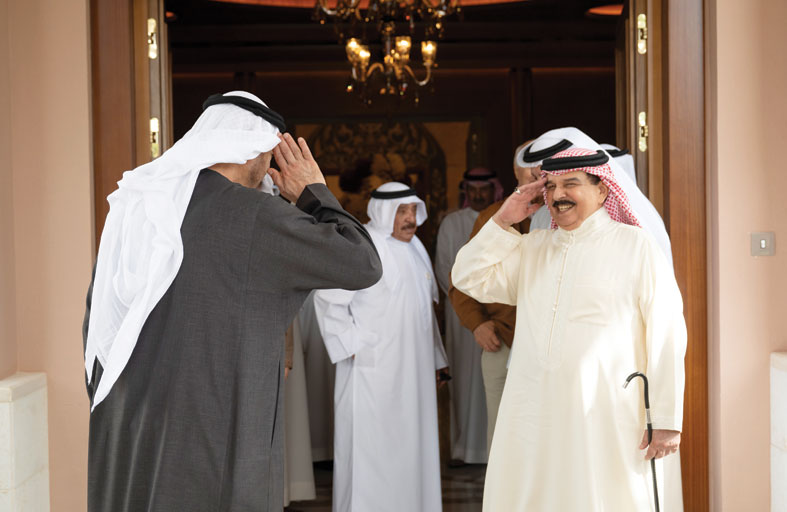 رئيس الدولة يزور ملك البحرين في مقر إقامته في أبوظبي 
