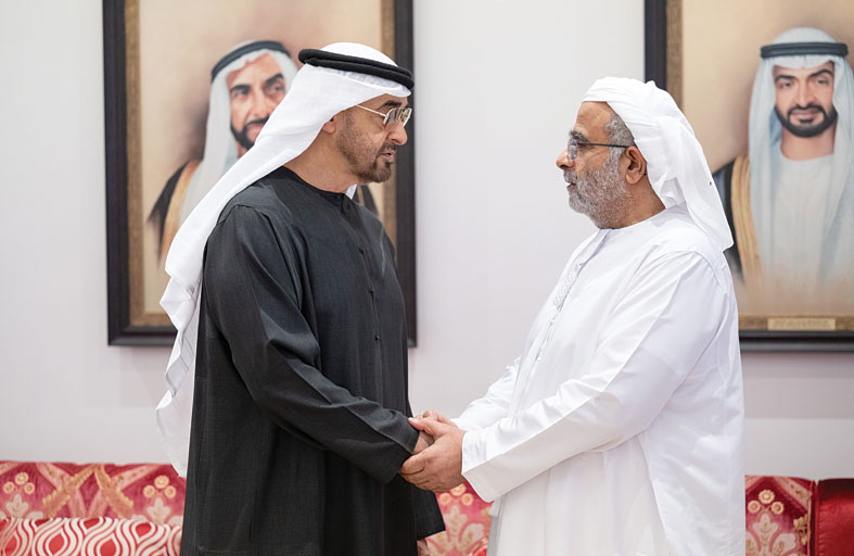 رئيس الدولة يقدم واجب العزاء في وفـاة محمـد مبـارك المنصـوري 