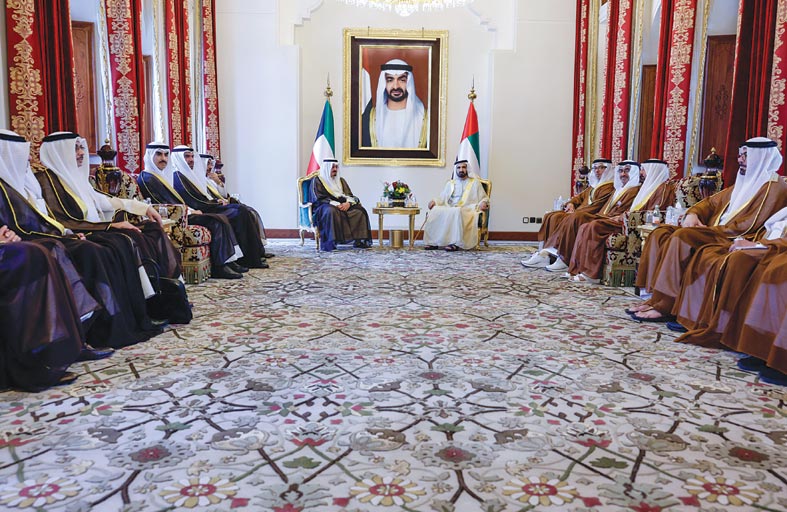 محمد بن راشد يلتقي بحضور منصور بن زايد .. رئيس مجلس الوزراء الكويتي ويبحث معه سبل تعزيز الشراكة بين البلدين 