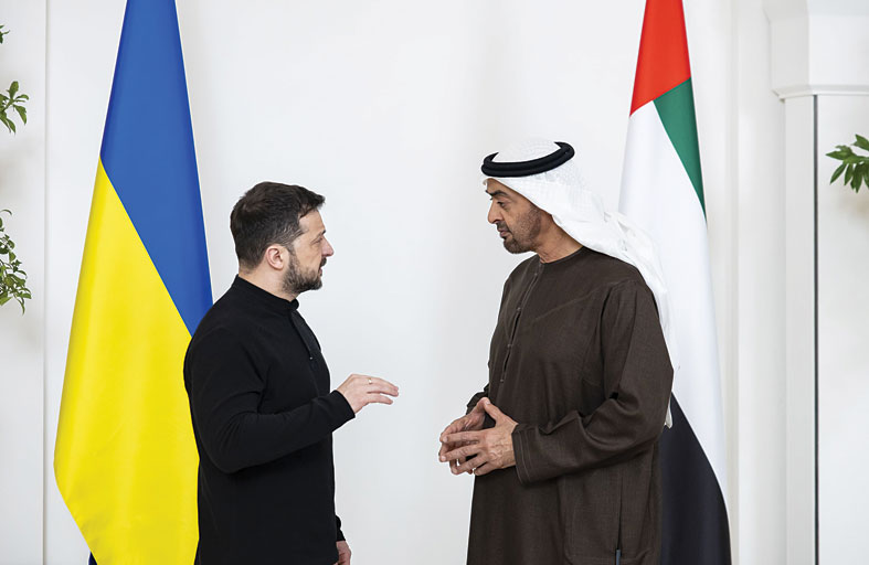 رئيس الدولة يؤكد الحرص على إيجاد تسوية سلمية للأزمة الأوكرانية وتخفيف تداعياتها الإنسانية  