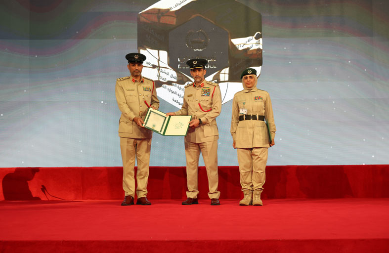 عبد الله المري يكرم ضابطة ضمن مبادرة «المجموعة» 