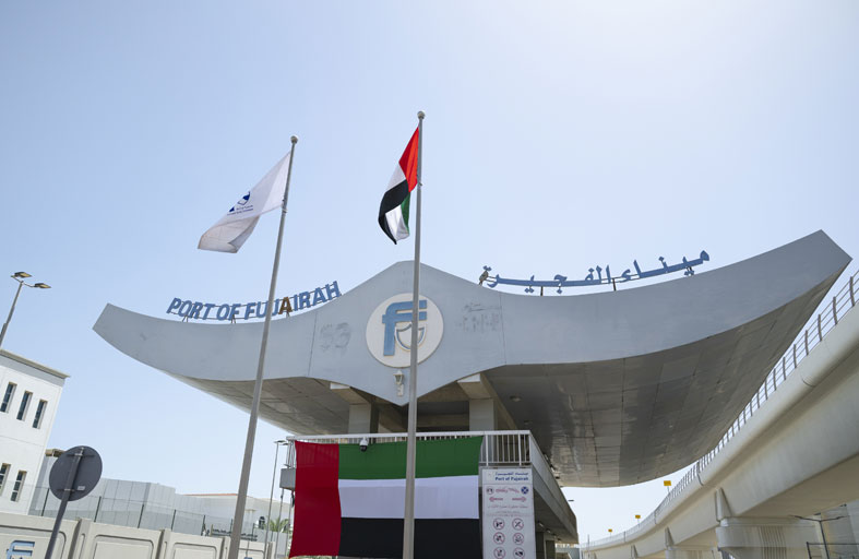 رئيس الدولة يلتقي حمد الشرقي ويقوم بجولة تفقدية في ميناء الفجيرة 