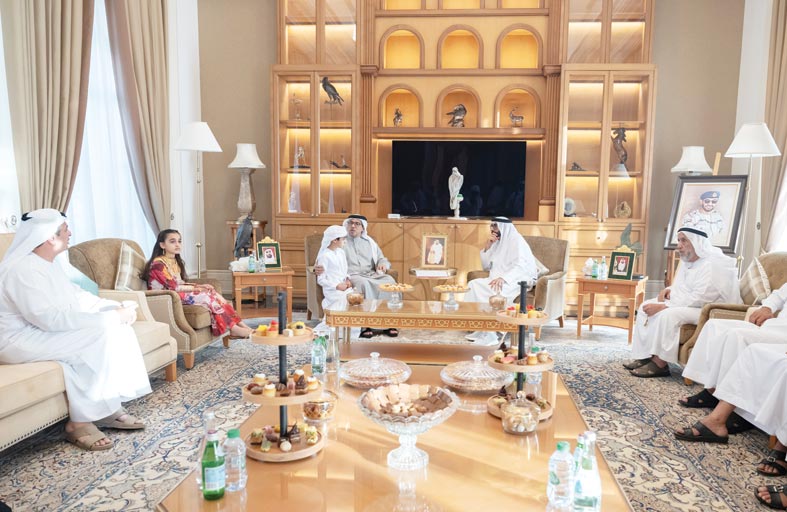 منصور بن زايد يزور محمد البواردي بمنزله في أبوظبي 