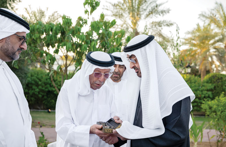 رئيس الدولة يحضر أول لقاء يجمع عدداً من الشخصيات  التي شهدت مراسم رفع علم الاتحاد مع الوالد المؤسس الشيخ زايد 