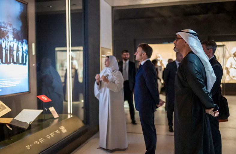 يرافقه ولي عهد أبوظبي.. الرئيس الفرنسي يزور متحف زايد الوطني 
