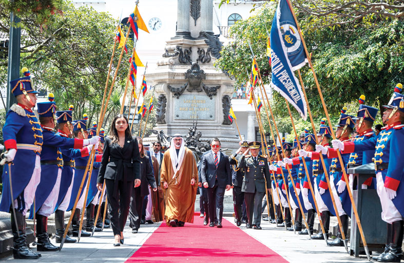 ولي عهد أبوظبي يضع إكليلاً من الزهور أمام النصب التذكاري للاستقلال في العاصمة الإكوادورية كيتو 