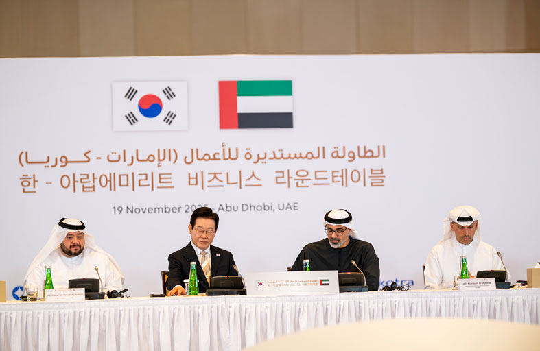 ولي عهد أبوظبي والرئيس الكوري يشهدان اجتماع الطاولة المستديرة للأعمال لتعزيز التعاون الاقتصادي بين البلدين 