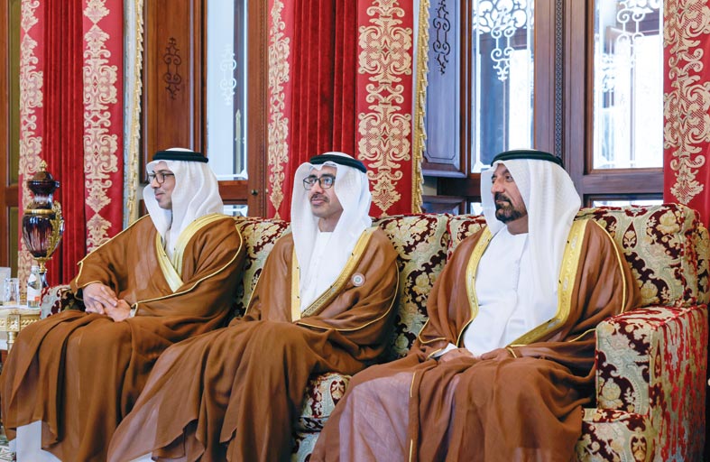 محمد بن راشد يلتقي بحضور منصور بن زايد .. رئيس مجلس الوزراء الكويتي ويبحث معه سبل تعزيز الشراكة بين البلدين 