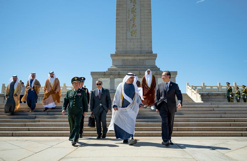 رئيس الدولة يزور النصب التذكاري في بكين 