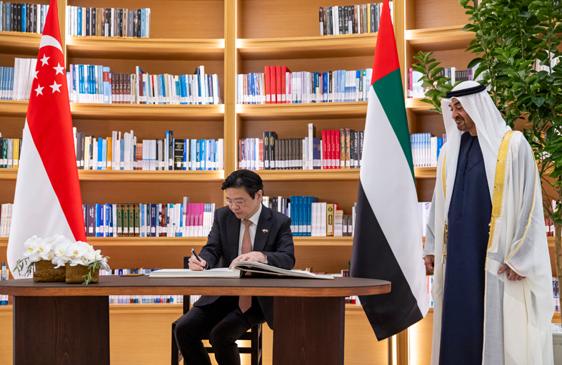 رئيس الدولة ورئيس وزراء سنغافورة يبحثان علاقات التعاون بين البلدين والتطورات الإقليمية 