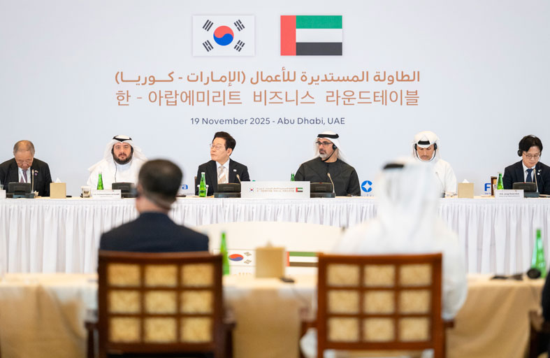 ولي عهد أبوظبي والرئيس الكوري يشهدان اجتماع الطاولة المستديرة للأعمال لتعزيز التعاون الاقتصادي بين البلدين 