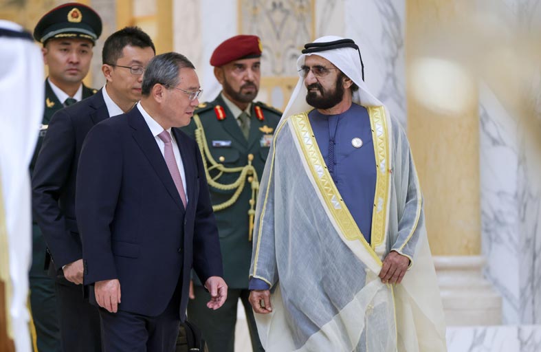 محمد بن راشد يستقبل رئيس مجلس الدولة الصيني في قصر الوطن 