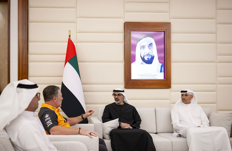 خالد بن محمد بن زايد يلتقي الرئيس التنفيذي لشركة «ماكلارين» للسباقات 