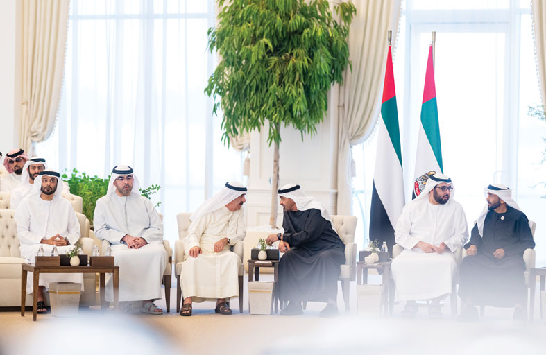 رئيس الدولة يستعرض مع حاكم أم القيوين وولي عهده اهتمام الدولة بتعزيز دور المواطن في مسيرة التنمية الشاملة  