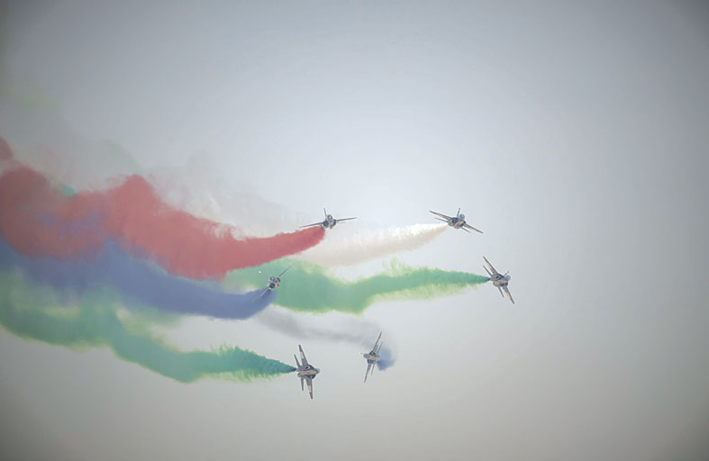 خالد بن محمد بن زايد وحمدان بن محمد بن راشد يشهدان العرض الجوي المصاحب لـ«معرض دبي للطيران في دورته الـ19» 