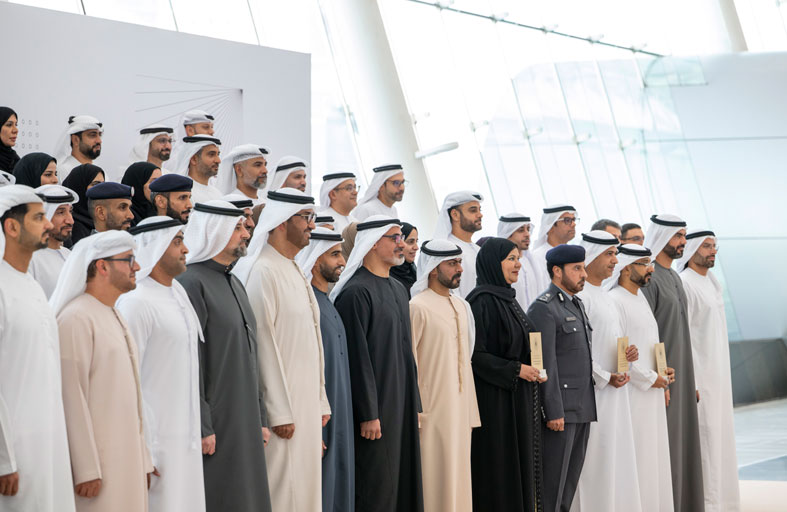 خالد بن محمد بن زايد يكرم الفائزين بجائزة أبوظبي للأداء الحكومي المتميز 