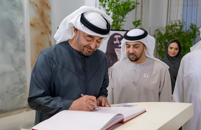 رئيس الدولة يتسلم نسخة من كتاب 