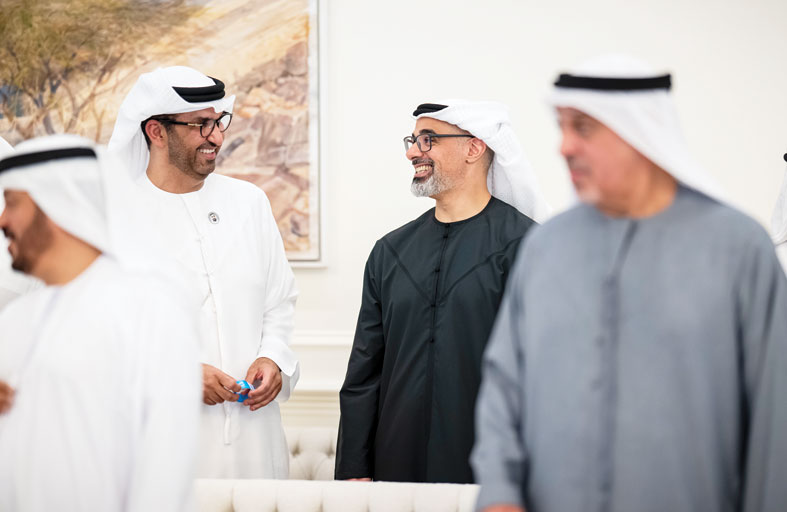 رئيس الدولة يستقبل حاكم أم القيوين ويستعرضان عدداً من الموضوعات التي تتعلق بشؤون الوطن والمواطن  