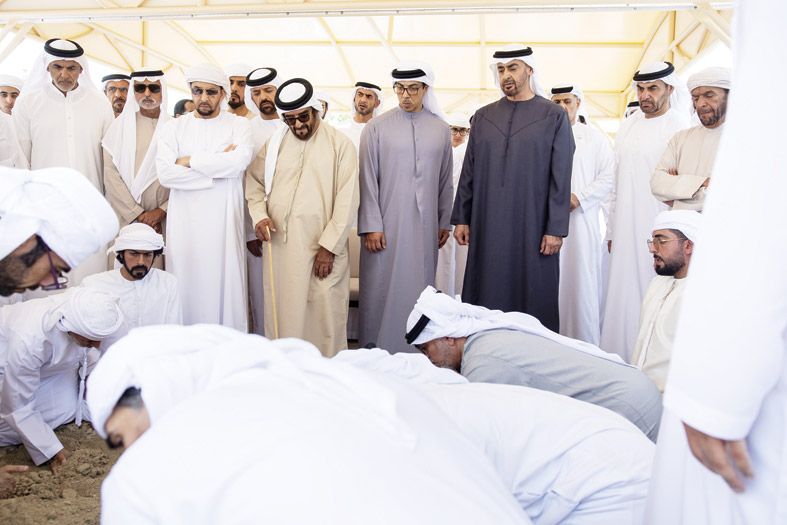 رئيس الدولة وحاكم رأس الخيمة والشيوخ يؤدون صلاة الجنازة على جثمان طحنون بن محمد 