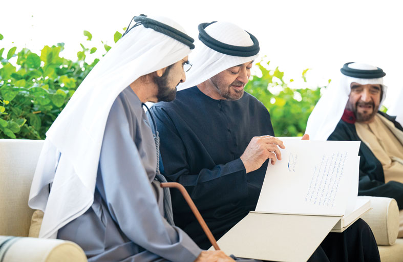 خلال لقائهما في قصر البحر.. رئيس الدولة يهدي محمد بن راشد مجموعة صور توثق أبرز المناسبات الوطنية والمحطات التي جمعتهما في خدمة الوطن 