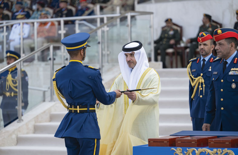هزاع بن زايد يشهد حفل تخريج كلية خليفة بن زايد الجوية 