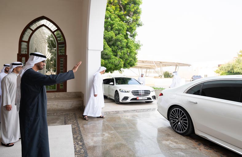 رئيس الدولة يبحث مع حاكم رأس الخيمة عدداً من القضايا التي تتعلق بشؤون الوطن والمواطن  