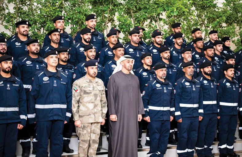 رئيس الدولة يستقبل فريق الإمارات للبحث والإنقاذ ويشيد بجهودهم الإنسانية العالمية 